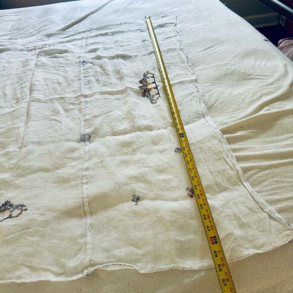 VTG Linen ? White Cross Stitch Square Tablecloth Asian Chinese Statue Decor - Picture 8 of 9